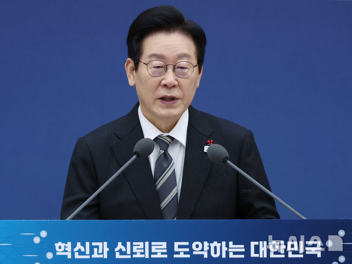 [세종=뉴시스] 최동준 기자 = 이재명 대통령이 12일 세종시 정부세종컨벤션센터에서 열린 과학기술정보통신부·개인정보보호위원회 업무보고에서 발언하고 있다. (대통령실통신사진기자단) 2025.12.12. photocdj@newsis.com