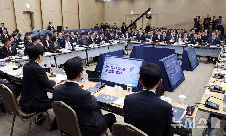 [세종=뉴시스] 최동준 기자 = 이재명 대통령이 12일 세종시 정부세종컨벤션센터에서 열린 과학기술정보통신부·개인정보보호위원회 업무보고에서 발언하고 있다. (대통령실통신사진기자단) 2025.12.12. photocdj@newsis.com