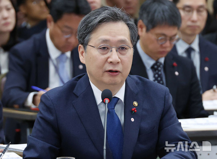 [세종=뉴시스] 최동준 기자 = 윤영빈 우주항공청장이 12일 세종시 정부세종컨벤션센터에서 열린 과학기술정보통신부·개인정보보호위원회 업무보고에서 발언하고 있다. (대통령실통신사진기자단) 2025.12.12. photocdj@newsis.com