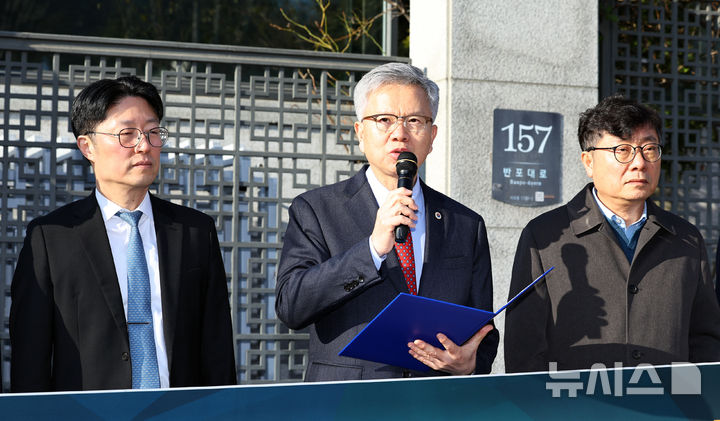 [서울=뉴시스] 최진석 기자 = 김택우(가운데) 대한의사협회 회장이 12일 서울 서초구 대검찰청 앞에서 열린 의대정원 증원 절차 감사원 감사 결과에 따른 전 대통령 및 관계자 고발 기자회견에서 발언하고 있다. 2025.12.12. myjs@newsis.com