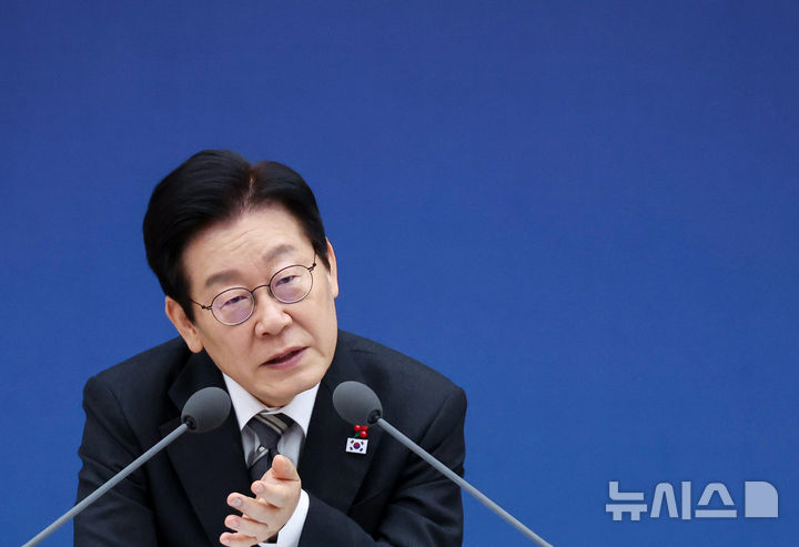 [세종=뉴시스] 최동준 기자 = 이재명 대통령이 12일 세종시 정부세종컨벤션센터에서 열린 과학기술정보통신부·개인정보보호위원회 업무보고에서 발언하고 있다. (대통령실통신사진기자단) 2025.12.12. photocdj@newsis.com