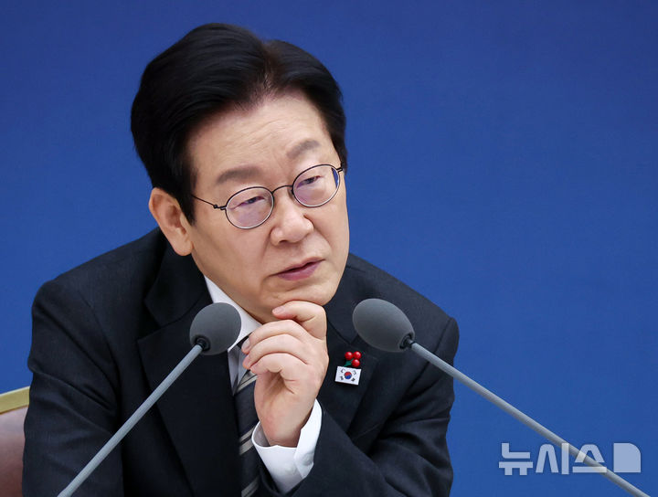 [세종=뉴시스] 최동준 기자 = 이재명 대통령이 12일 세종시 정부세종컨벤션센터에서 과학기술정보통신부·개인정보보호위원회 업무보고를 받고 있다. (대통령실통신사진기자단) 2025.12.12. photocdj@newsis.com