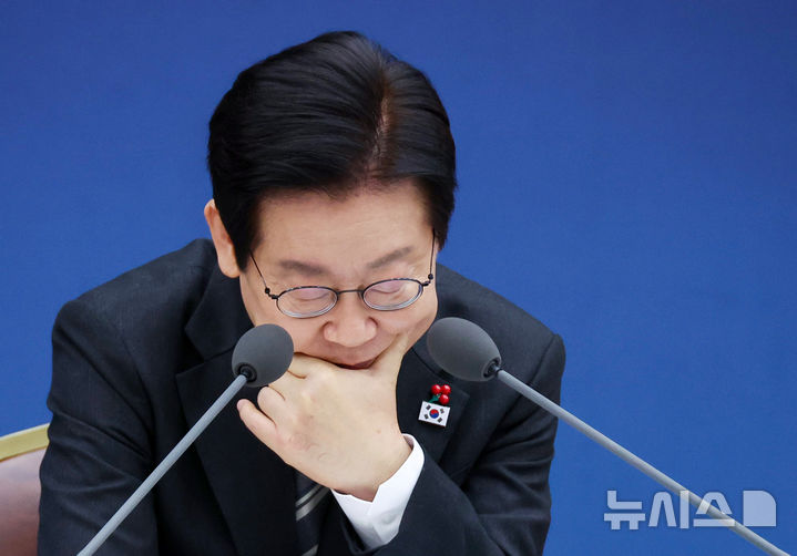 [세종=뉴시스] 최동준 기자 = 이재명 대통령이 12일 세종시 정부세종컨벤션센터에서 열린 과학기술정보통신부·개인정보보호위원회 업무보고에서 자료를 살펴보고 있다. (대통령실통신사진기자단) 2025.12.12. photocdj@newsis.com