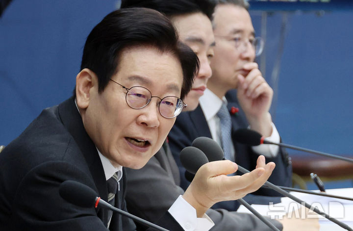 [세종=뉴시스] 최동준 기자 = 이재명 대통령이 12일 세종시 정부세종컨벤션센터에서 열린 과학기술정보통신부·개인정보보호위원회 업무보고에서 발언하고 있다. (대통령실통신사진기자단) 2025.12.12. photocdj@newsis.com