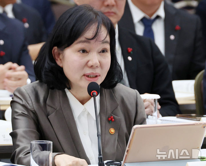 [세종=뉴시스] 최동준 기자 = 송경희 개인정보보호위원회 위원장이 12일 세종시 정부세종컨벤션센터에서 열린 과학기술정보통신부·개인정보보호위원회 업무보고에서 발언하고 있다. (대통령실통신사진기자단) 2025.12.12. photocdj@newsis.com