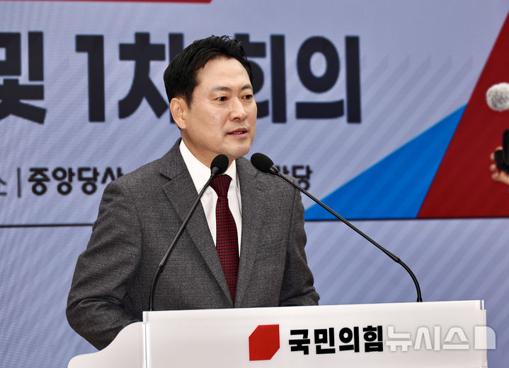 [서울=뉴시스] 김명년 기자 = 장동혁 국민의힘 대표가 12일 오전 서울 여의도 국민의힘 중앙당사에서 열린 소상공인위원회 임명장 수여식 및 1차 회의에서 발언하고 있다. 2025.12.12. kmn@newsis.com