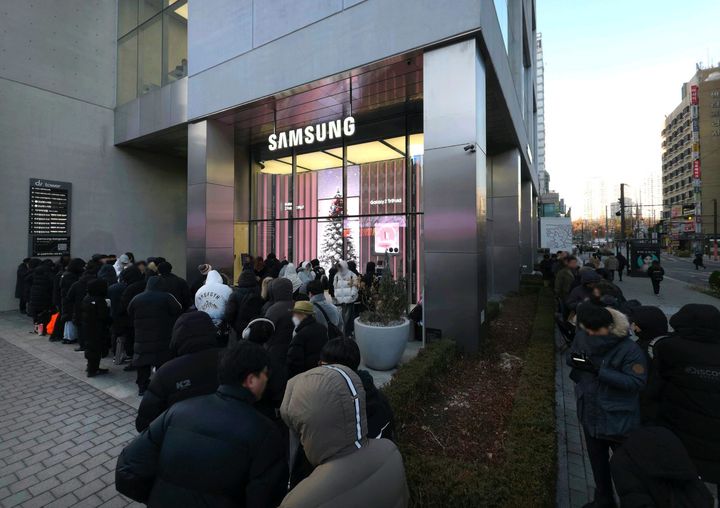 [서울=뉴시스] 갤럭시 Z 트라이폴드 국내 공식 출시일인 12일 서울 서초구 삼성 강남에서 고객들이 갤럭시 Z 트라이폴드 구매를 위해 대기하고 있다. (사진=삼성전자 제공) 2025.12.12. photo@newsis.com *재판매 및 DB 금지