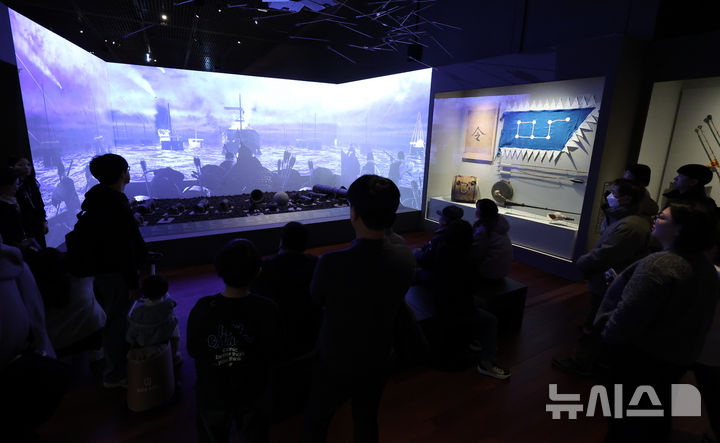 [서울=뉴시스] 황준선 기자 = 12일 서울 용산구 국립중앙박물관에서 열린 '우리들의 이순신' 전시를 찾은 관람객들이 전시를 관람하고 있다. 2025.12.12. hwang@newsis.com
