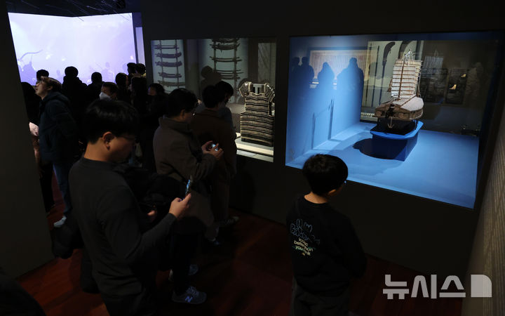 [서울=뉴시스] 황준선 기자 = 12일 서울 용산구 국립중앙박물관에서 열린 '우리들의 이순신' 전시를 찾은 관람객들이 전시를 관람하고 있다. 2025.12.12. hwang@newsis.com