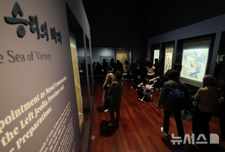 [서울=뉴시스] 황준선 기자 = 12일 서울 용산구 국립중앙박물관에서 열린 '우리들의 이순신' 전시를 찾은 관람객들이 전시를 관람하고 있다. 2025.12.12. hwang@newsis.com