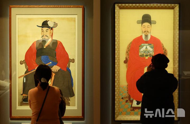 [서울=뉴시스] 황준선 기자 = 12일 서울 용산구 국립중앙박물관에서 열린 '우리들의 이순신' 전시를 찾은 관람객들이 전시를 관람하고 있다. 2025.12.12. hwang@newsis.com