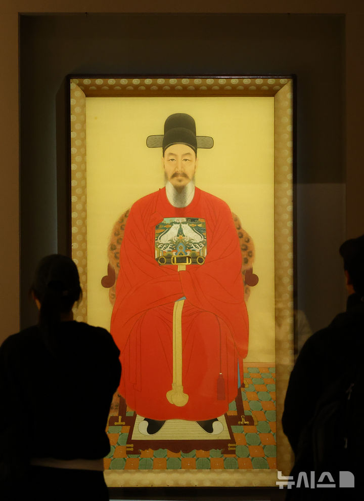 [서울=뉴시스] 황준선 기자 = 12일 서울 용산구 국립중앙박물관에서 열린 '우리들의 이순신' 전시를 찾은 관람객들이 전시를 관람하고 있다. 2025.12.12. hwang@newsis.com