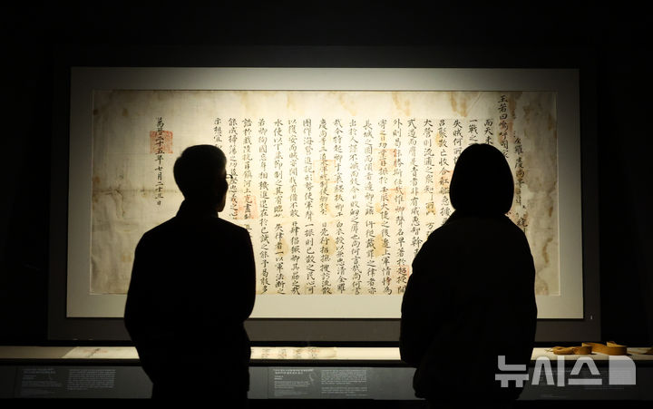 [서울=뉴시스] 황준선 기자 = 12일 서울 용산구 국립중앙박물관에서 열린 '우리들의 이순신' 전시를 찾은 관람객들이 전시를 관람하고 있다. 2025.12.12. hwang@newsis.com