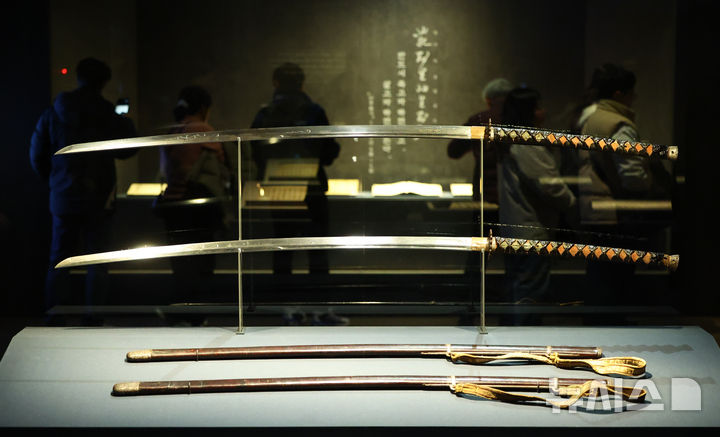 [서울=뉴시스] 황준선 기자 = 12일 서울 용산구 국립중앙박물관에서 열린 '우리들의 이순신' 전시를 찾은 관람객들이 전시를 관람하고 있다. 2025.12.12. hwang@newsis.com