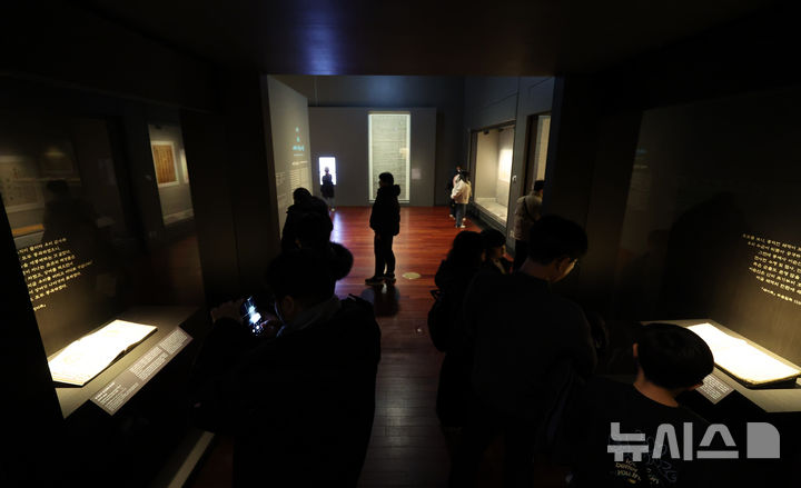 [서울=뉴시스] 황준선 기자 = 12일 서울 용산구 국립중앙박물관에서 열린 '우리들의 이순신' 전시를 찾은 관람객들이 전시를 관람하고 있다. 2025.12.12. hwang@newsis.com