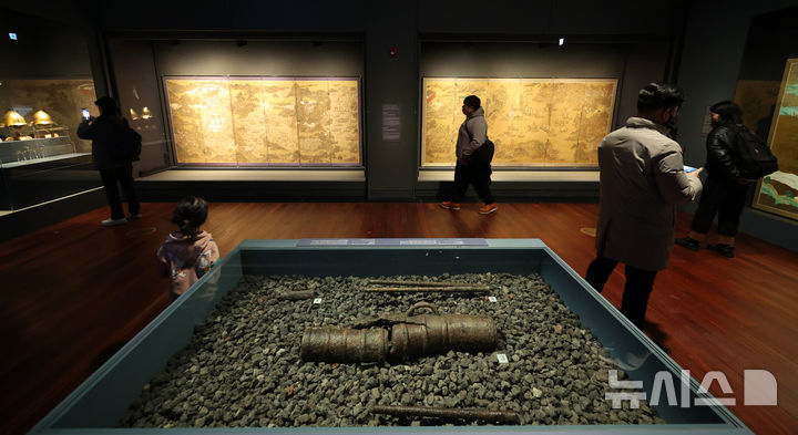 [서울=뉴시스] 황준선 기자 = 12일 서울 용산구 국립중앙박물관에서 열린 '우리들의 이순신' 전시를 찾은 관람객들이 전시를 관람하고 있다. 2025.12.12. hwang@newsis.com