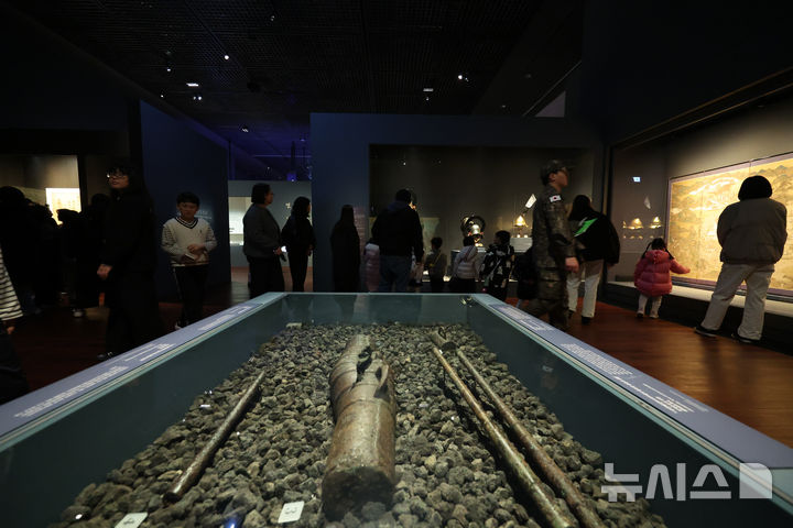 [서울=뉴시스] 황준선 기자 = 12일 서울 용산구 국립중앙박물관에서 열린 '우리들의 이순신' 전시를 찾은 관람객들이 전시를 관람하고 있다. 2025.12.12. hwang@newsis.com