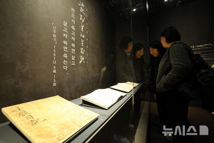 [서울=뉴시스] 황준선 기자 = 12일 서울 용산구 국립중앙박물관에서 열린 '우리들의 이순신' 전시를 찾은 관람객들이 전시를 관람하고 있다. 2025.12.12. hwang@newsis.com