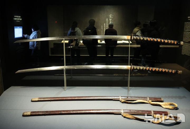 [서울=뉴시스] 황준선 기자 = 12일 서울 용산구 국립중앙박물관에서 열린 '우리들의 이순신' 전시를 찾은 관람객들이 전시를 관람하고 있다. 2025.12.12. hwang@newsis.com