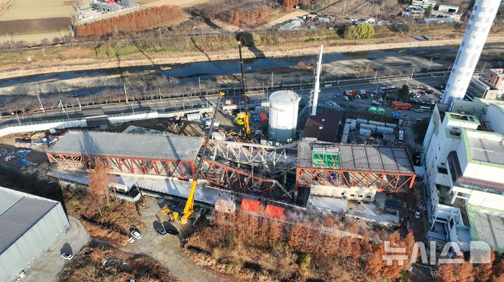 [광주=뉴시스] 광주시소방본부가 12일 오전 광주 서구 치평동 광주대표도서관 붕괴사고 현장에서 매몰 노동자 구조 작업을 진행하고 있다. (사진 = 광주시소방본부 제공) 2025.12.12.photo@newsis.com