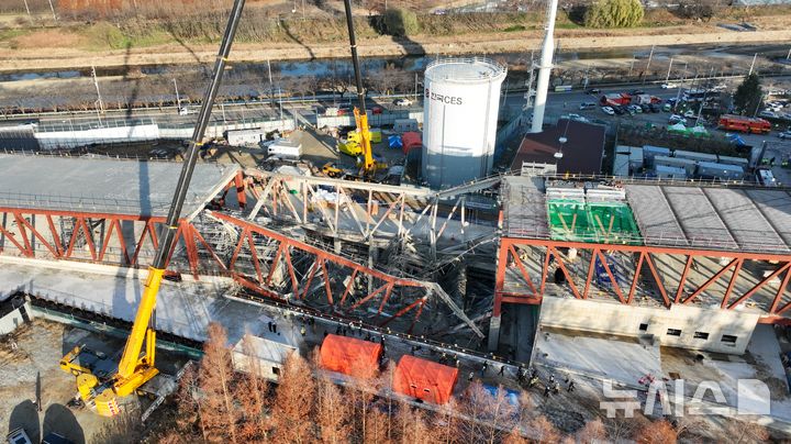 [광주=뉴시스] 광주시소방본부가 12일 오전 광주 서구 치평동 광주대표도서관 붕괴사고 현장에서 매몰 노동자 구조 작업을 진행하고 있다. (사진=광주시소방본부 제공) 2025.12.12.photo@newsis.com