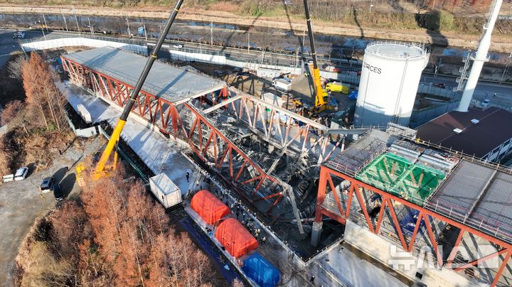 [광주=뉴시스] 광주시소방본부가 12일 오전 광주 서구 치평동 광주대표도서관 붕괴사고 현장에서 매몰 노동자 구조 작업을 진행하고 있다. (사진=광주시소방본부 제공) 2025.12.12.photo@newsis.com