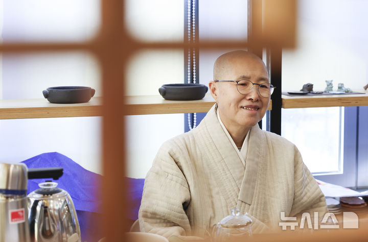 [서울=뉴시스] 김근수 기자 = 선재스님이 12일 서울 종로구 한국사찰음식문화체험관에서 뉴시스와 인터뷰를 하고 있다. 2025.12.12. ks@newsis.com