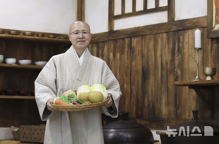 [서울=뉴시스] 김근수 기자 = 선재스님이 지난 12일 서울 종로구 한국사찰음식문화체험관에서 뉴시스와 인터뷰를 마치고 기념촬영을 하고 있다. 2025.12.14. ks@newsis.com