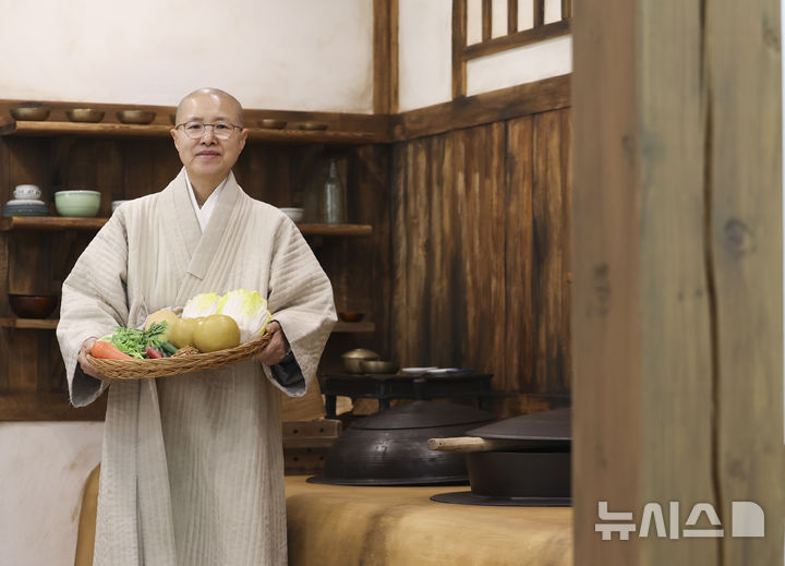 [서울=뉴시스] 김근수 기자 = 선재스님이 지난 12일 서울 종로구 한국사찰음식문화체험관에서 뉴시스와 인터뷰를 마치고 기념촬영을 하고 있다. 2025.12.14. ks@newsis.com