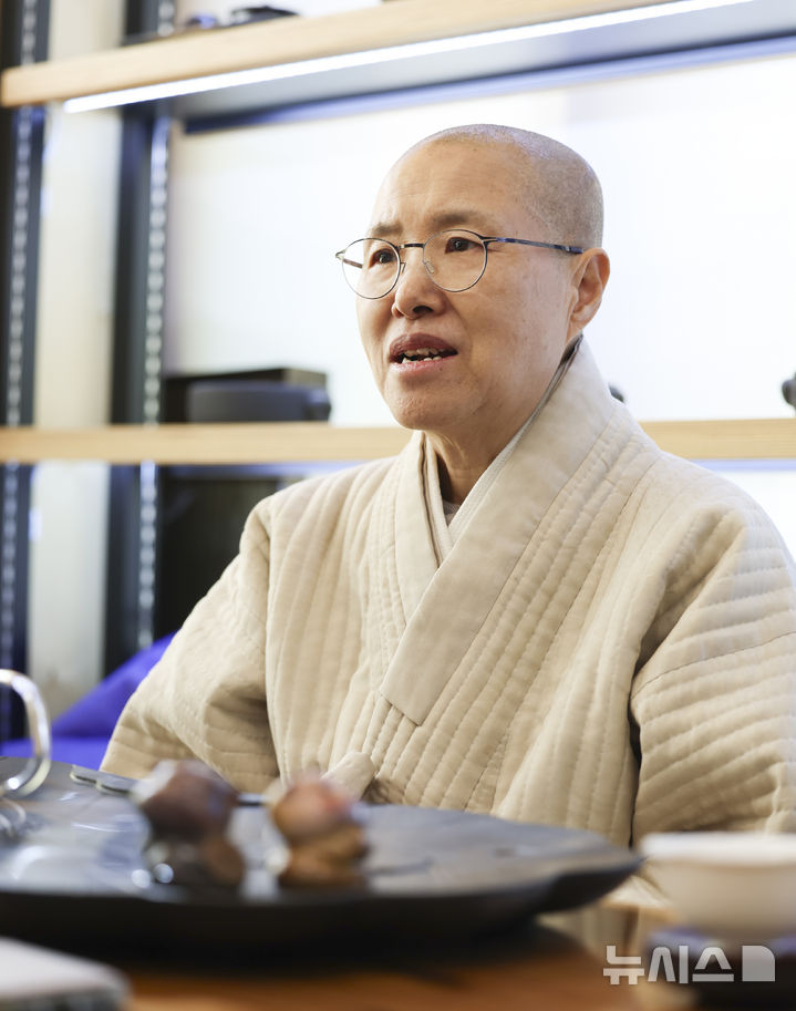 [서울=뉴시스] 김근수 기자 = 선재스님이 12일 서울 종로구 한국사찰음식문화체험관에서 뉴시스와 인터뷰를 하고 있다. 2025.12.12. ks@newsis.com