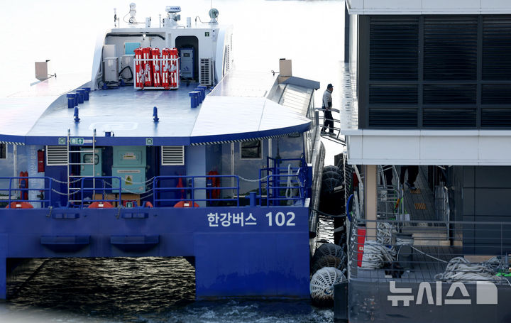 [서울=뉴시스] 김진아 기자 = 한강버스가 12일 서울 영등포구 여의도선착장에 들어서자 탑승객들이 내리고 있다. 서울시가 한강버스 정부 합동 점검에서 제시된 보완 사항을 철저히 이행, 내년 1월께 정상화한다고 11일 밝혔다. 이에 따라 마곡에서 여의도까지만 운항 중인 한강버스는 내년 1월부터는 압구정~잠실 구간까지 다시 다니게 된다. 2025.12.12. bluesoda@newsis.com