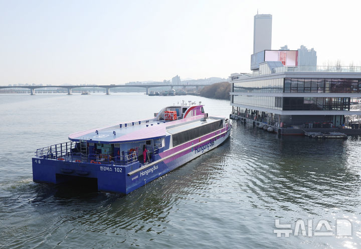 [서울=뉴시스] 김진아 기자 = 한강버스가 12일 서울 영등포구 여의도선착장에 들어서고 있다. 서울시가 한강버스 정부 합동 점검에서 제시된 보완 사항을 철저히 이행, 내년 1월께 정상화한다고 11일 밝혔다. 이에 따라 마곡에서 여의도까지만 운항 중인 한강버스는 내년 1월부터는 압구정~잠실 구간까지 다시 다니게 된다. 2025.12.12. bluesoda@newsis.com