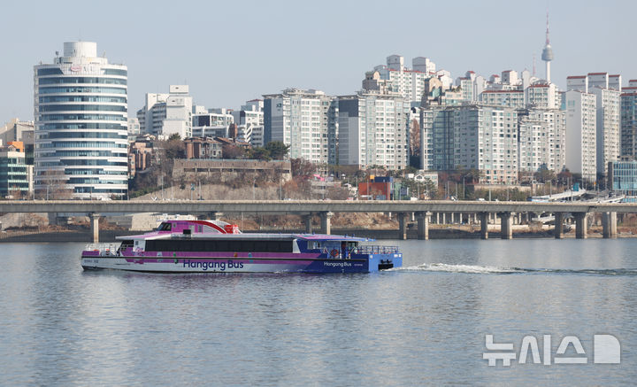 [서울=뉴시스] 김진아 기자 = 한강버스가 12일 서울 영등포구 여의도선착장에서 마곡 방면으로 운항하고 있다. 서울시가 한강버스 정부 합동 점검에서 제시된 보완 사항을 철저히 이행, 내년 1월께 정상화한다고 11일 밝혔다. 이에 따라 마곡에서 여의도까지만 운항 중인 한강버스는 내년 1월부터는 압구정~잠실 구간까지 다시 다니게 된다. 2025.12.12. bluesoda@newsis.com
