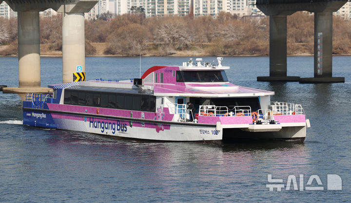 [서울=뉴시스] 김진아 기자 = 한강버스가 12일 서울 영등포구 여의도선착장에 들어서고 있다. 서울시가 한강버스 정부 합동 점검에서 제시된 보완 사항을 철저히 이행, 내년 1월께 정상화한다고 11일 밝혔다. 이에 따라 마곡에서 여의도까지만 운항 중인 한강버스는 내년 1월부터는 압구정~잠실 구간까지 다시 다니게 된다. 2025.12.12. bluesoda@newsis.com