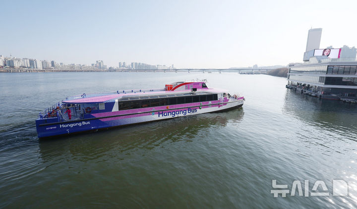 [서울=뉴시스] 김진아 기자 = 한강버스가 12일 서울 영등포구 여의도선착장에 들어서고 있다. 서울시가 한강버스 정부 합동 점검에서 제시된 보완 사항을 철저히 이행, 내년 1월께 정상화한다고 11일 밝혔다. 이에 따라 마곡에서 여의도까지만 운항 중인 한강버스는 내년 1월부터는 압구정~잠실 구간까지 다시 다니게 된다. 2025.12.12. bluesoda@newsis.com