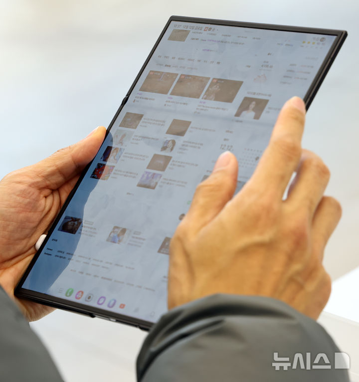 [서울=뉴시스] 최진석 기자 = 두 번 접는 '갤럭시 Z 트라이폴드'의 국내 판매가 시작된 12일 서울 서초구 삼성 강남에서 고객이 갤럭시 Z 트라이폴드 대화면을 펼쳐보고 있다. 갤럭시 Z 트라이폴드는 펼치면 253㎜(10형)의 대화면이 나타나고, 접으면 164.8㎜(6.5형)의 휴대성 높은 바(Bar) 타입 화면을 지원하는 새로운 형태의 스마트폰이다. 2025.12.12. myjs@newsis.com