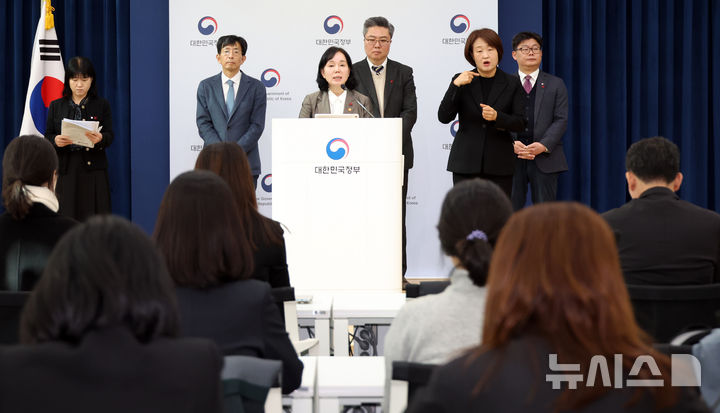 [세종=뉴시스] 강종민 기자 = 송경희 개인정보보호위원장이 12일 세종시 정부세종청사에서 2026년 업무보고 주요내용을 발표하고 있다. 2025.12.12. ppkjm@newsis.com