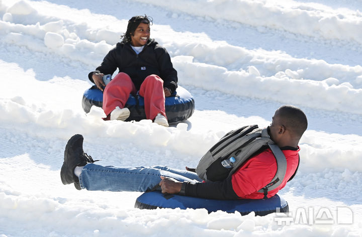 [용인=뉴시스] 김종택 기자 = 12일 경기 용인시 에버랜드 스노우버스터를 찾은 외국인 관광객들이 눈썰매를 타며 즐거운 시간을 보내고 있다. 2025.12.12. jtk@newsis.com