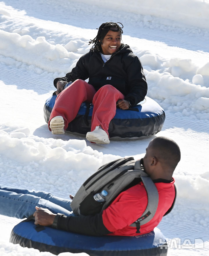 [용인=뉴시스] 김종택 기자 = 12일 경기 용인시 에버랜드 스노우버스터를 찾은 외국인 관광객들이 눈썰매를 타며 즐거운 시간을 보내고 있다. 2025.12.12. jtk@newsis.com