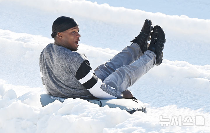 [용인=뉴시스] 김종택 기자 = 12일 경기 용인시 에버랜드 스노우버스터를 찾은 외국인 관광객들이 눈썰매를 타며 즐거운 시간을 보내고 있다. 2025.12.12. jtk@newsis.com