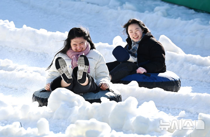 [용인=뉴시스] 김종택 기자 = 12일 경기 용인시 에버랜드 스노우버스터를 찾은 시민들이 눈썰매를 타며 즐거운 시간을 보내고 있다. 2025.12.12. jtk@newsis.com