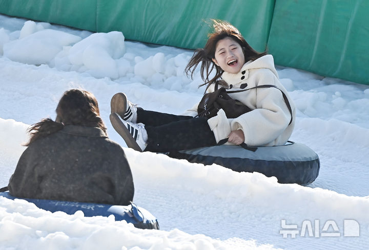 [용인=뉴시스] 김종택 기자 = 12일 경기 용인시 에버랜드 스노우버스터를 찾은 시민들이 눈썰매를 타며 즐거운 시간을 보내고 있다. 2025.12.12. jtk@newsis.com