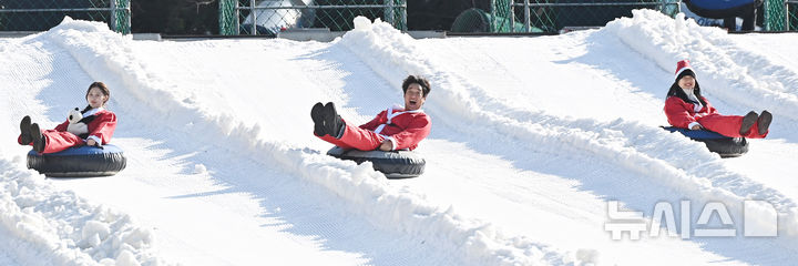 [용인=뉴시스] 김종택 기자 = 12일 경기 용인시 에버랜드 스노우버스터에서 산타복장을 한 시민들이 눈썰매를 타며 즐거운 시간을 보내고 있다. 2025.12.12. jtk@newsis.com