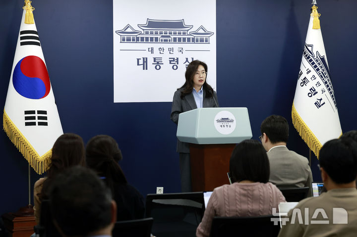 [서울=뉴시스] 최동준 기자 = 강유정 대변인이 12일 서울 용산 대통령실 청사에서 캄보디아 스캠 범죄 대응 성과 관련 브리핑을 하고 있다. 2025.12.12. photocdj@newsis.com