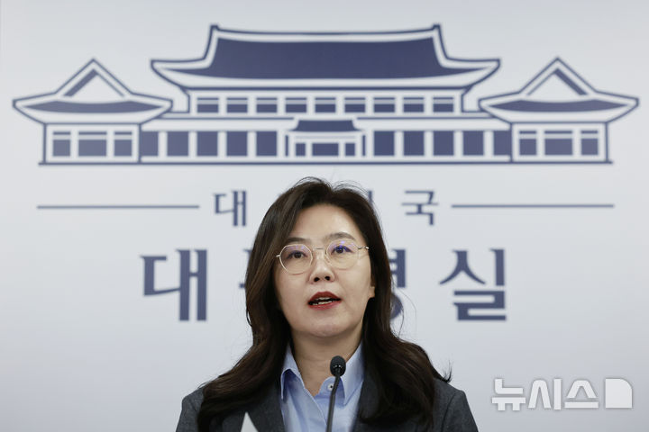 [서울=뉴시스] 최동준 기자 = 강유정 대변인이 12일 서울 용산 대통령실 청사에서 캄보디아 스캠 범죄 대응 성과 관련 브리핑을 하고 있다. 2025.12.12. photocdj@newsis.com