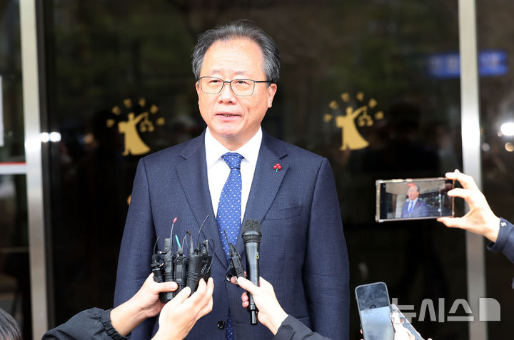  [부산=뉴시스] 하경민 기자 = 전교조 통일학교 해직 교사들을 특별 채용하도록 지시한 혐의로 기소돼 1심에서 징역 8개월에 집행유예 2년을 선고받은 김석준 부산교육감이 12일 부산 연제구 부산지법 법정을 나서며 입장을 밝히고 있다. 2025.12.12. yulnetphoto@newsis.com