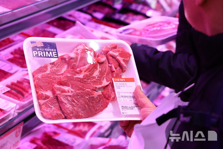 [서울=뉴시스] 황준선 기자 = 서울 시내 한 대형마트 수입 소고기 매대. 2025.12.12. hwang@newsis.com