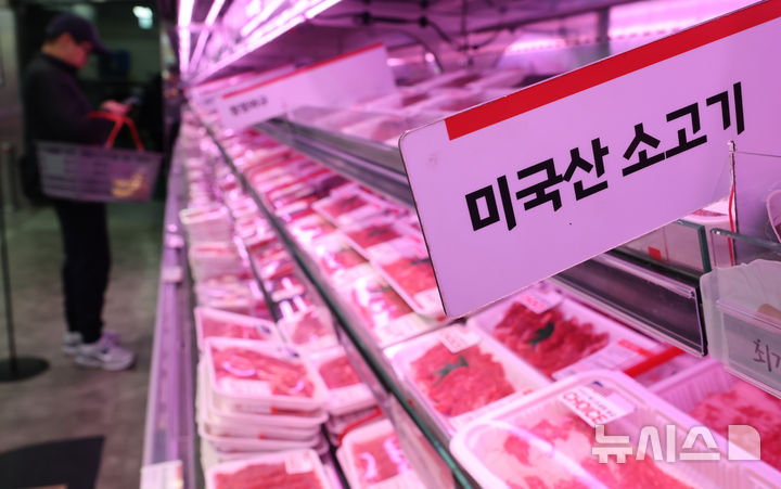 [서울=뉴시스] 황준선 기자 = 한국은행이 12일 발표한 ‘11월 수출입물가지수 및 무역지수’에 따르면 고환율 영향으로 지난달 수입 물가가 전월 대비 2.6% 상승해 19개월 만에 최고치를 기록했다. 품목으로는 쇠고기가 4.5%, 천연가스는 3.8%, 플래시메모리가 23.4%로 상승폭이 컸다. 사진은 이날 서울 시내 한 대형마트 수입 소고기 매대. 2025.12.12. hwang@newsis.com