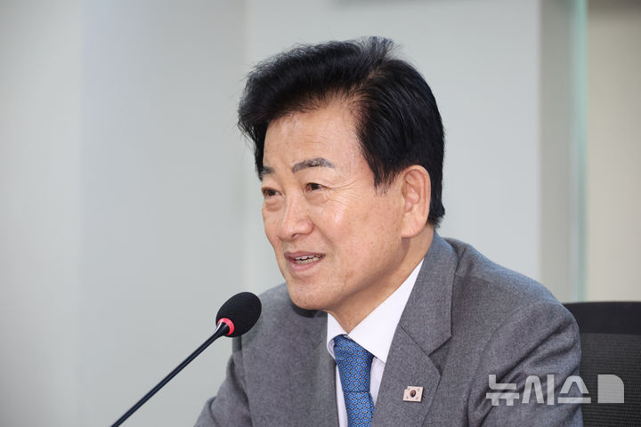 [서울=뉴시스] 김금보 기자 = 정동영 통일부 장관이 12일 서울 여의도 국회 의원회관에서 열린 동북아평화공존포럼토론회 '통일지향의 평화적 두 국가관계론'에서 발언을 하고 있다. 2025.12.12. kgb@newsis.com