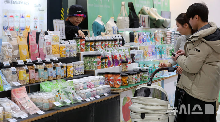 [서울=뉴시스] 김혜진 기자 = 12일 서울 강남구 세텍(SETEC)에서 열린 크리스마스 서울 펫쇼에서 한 반려견이 간식 찾기를 하고 있다. 2025.12.12. jini@newsis.com